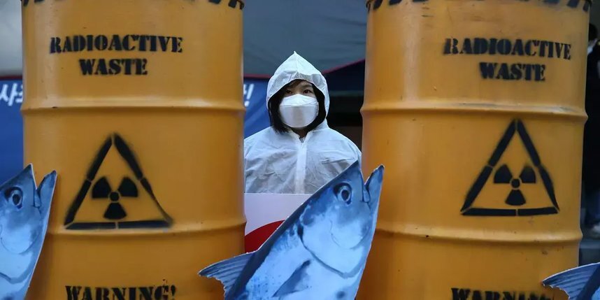    Соседи японцев, корейцы и китайцы, крайне недовольны решением Токио сбросить заражённые воды в океан. Они неоднократно устраивали протесты, однако так ничего и не добились.