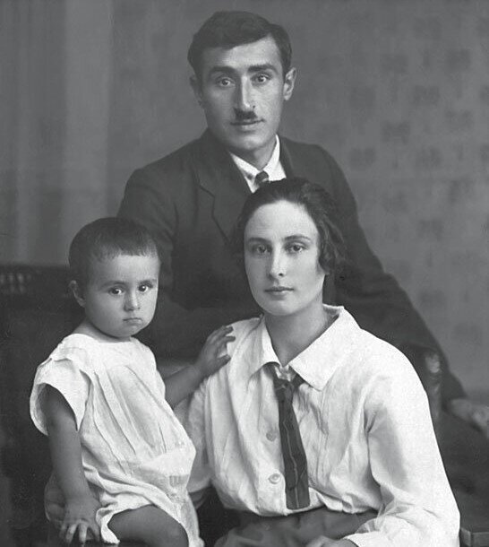 Эдуард Асадов с родителями. Фото с сайта shnyagi.net