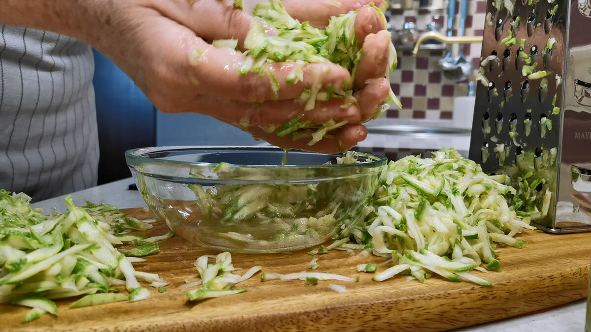 Рецепт настолько вкусный и простой, что я готовлю в сезон буквально каждое утро. Удивительно, но так кабачки почти никто не готовит. А я сколько ни испеку, улетают как семечки.-3