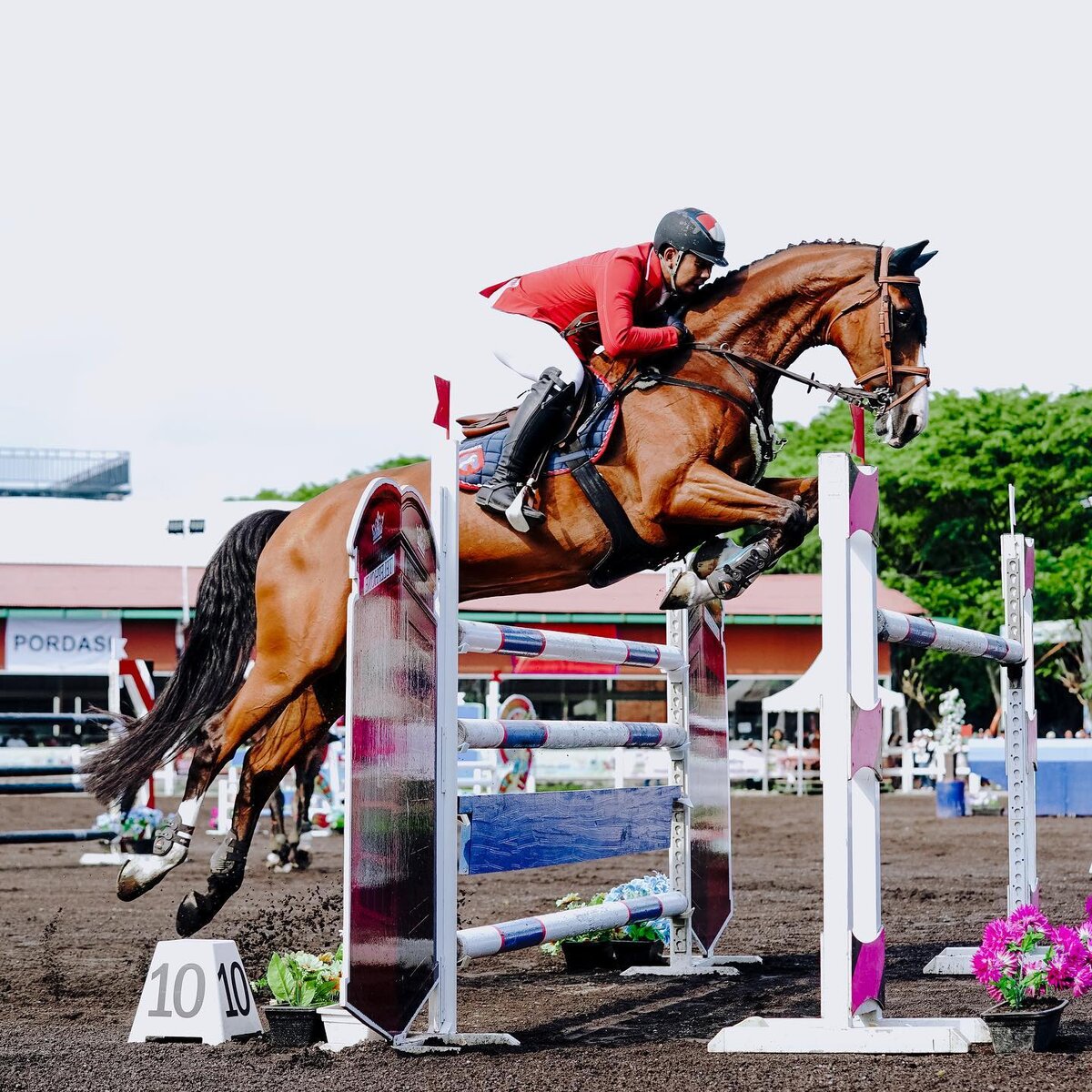 Падения при преодолении препятствий менее предсказуемые. Но если натренироваться, то даже в этом случае можно падать более удачно.