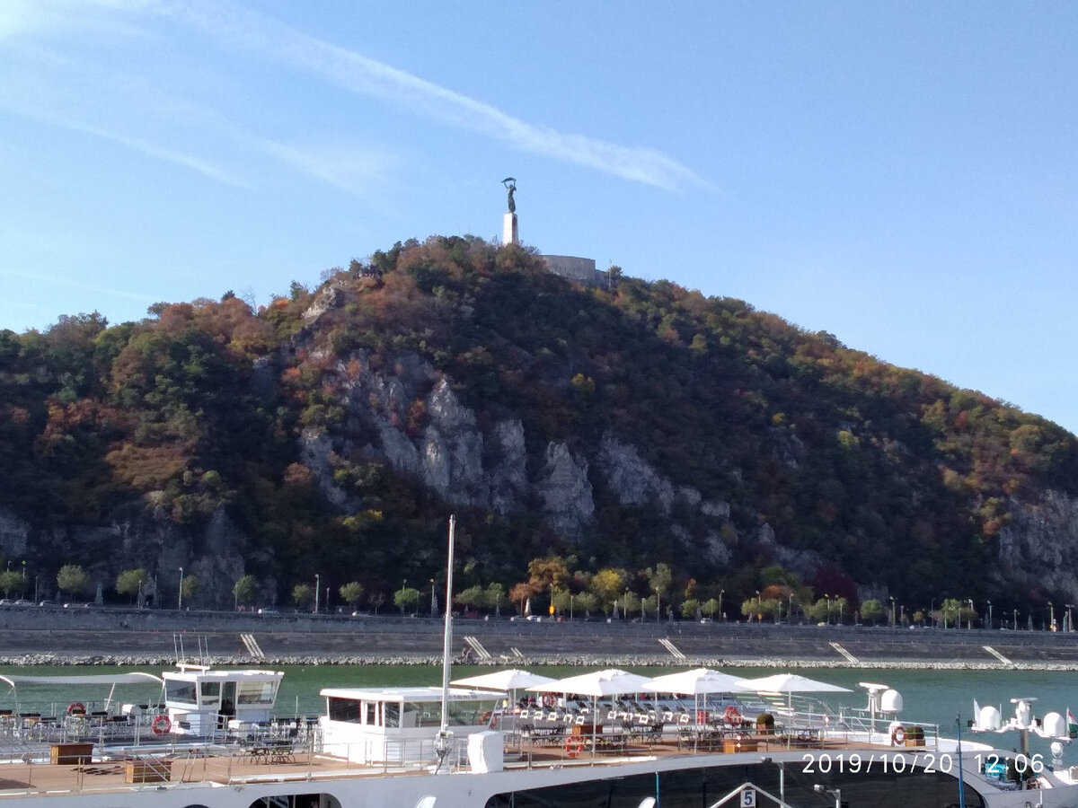 Вид на гору Геллерт со статуей Свободы. Фото автора.