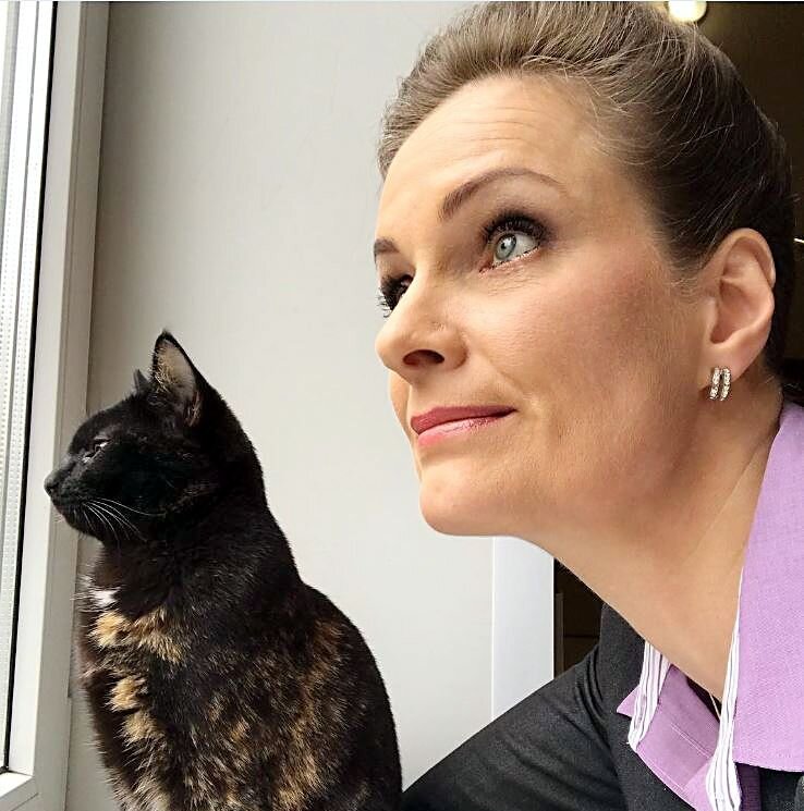 С кошкой Мусей. Ольга называет её "серьёзной барышней".