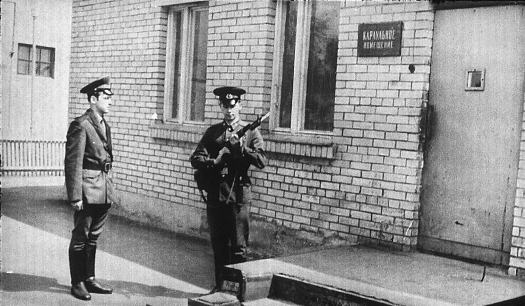 Л пост служба. Караул. Караул устал картинки. Караул устал караул упал мир был мал. Коты караул Кремля прикол