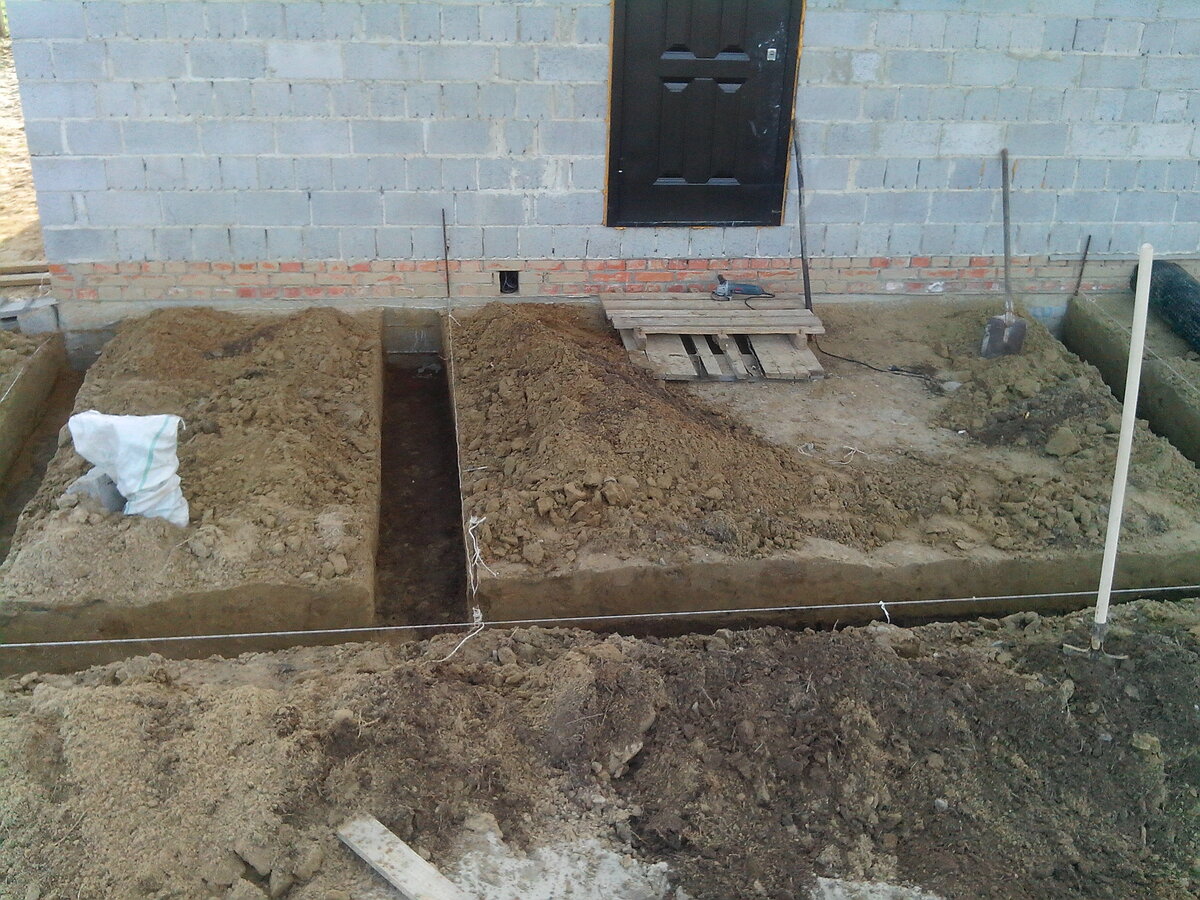 Ширина фундамента 30 см. Траншея здесь выкопана не до конца!