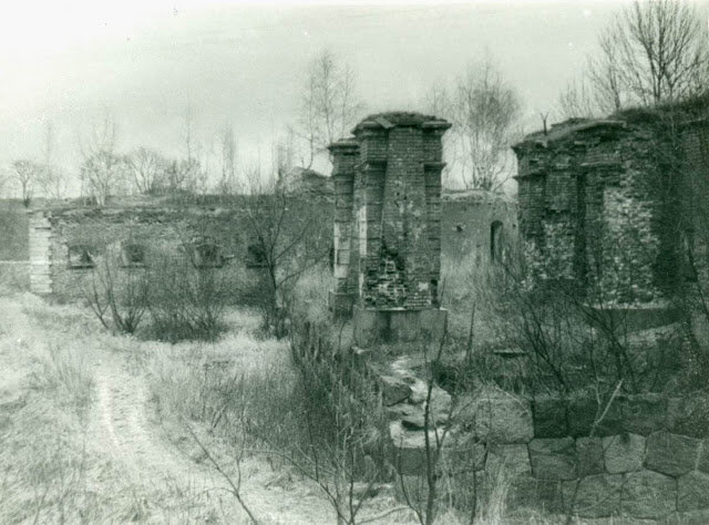  Кордегардия (передний план) и редюит 6-го равелина