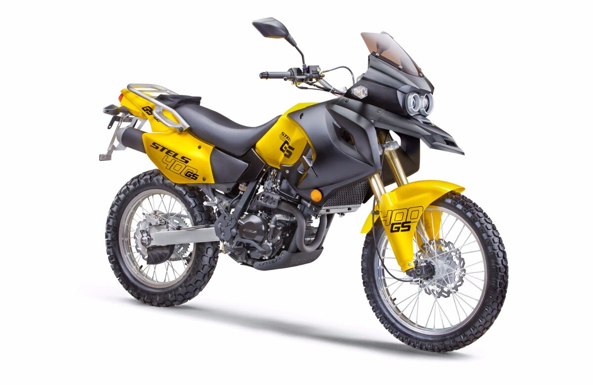 STELS 400GS не является тем, кем старается выглядеть. Это дорожный мотоцикл в костюме туриста. Источник фото: stels76.ru