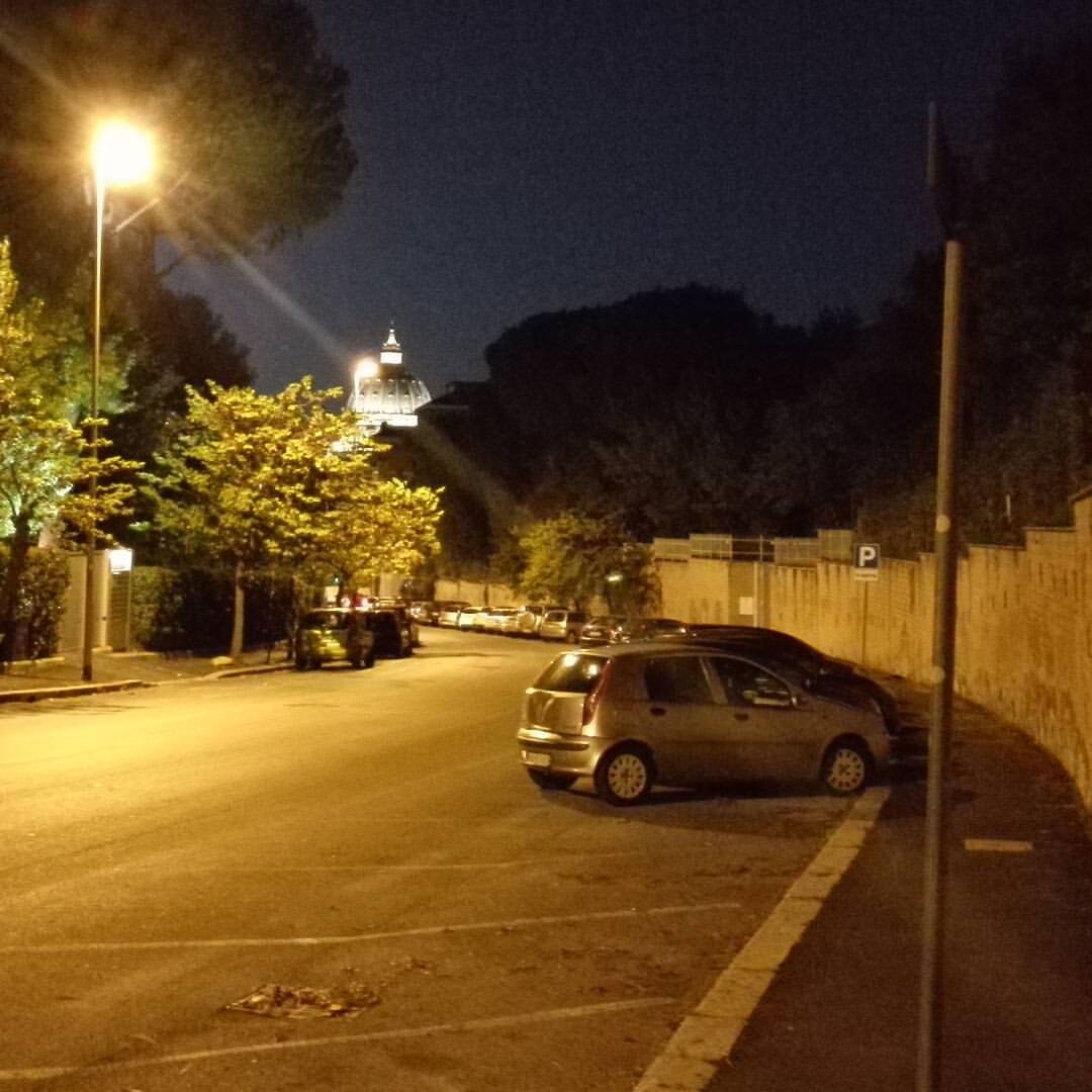 Ночные улицы Рима и вид на Собор Святого Петра