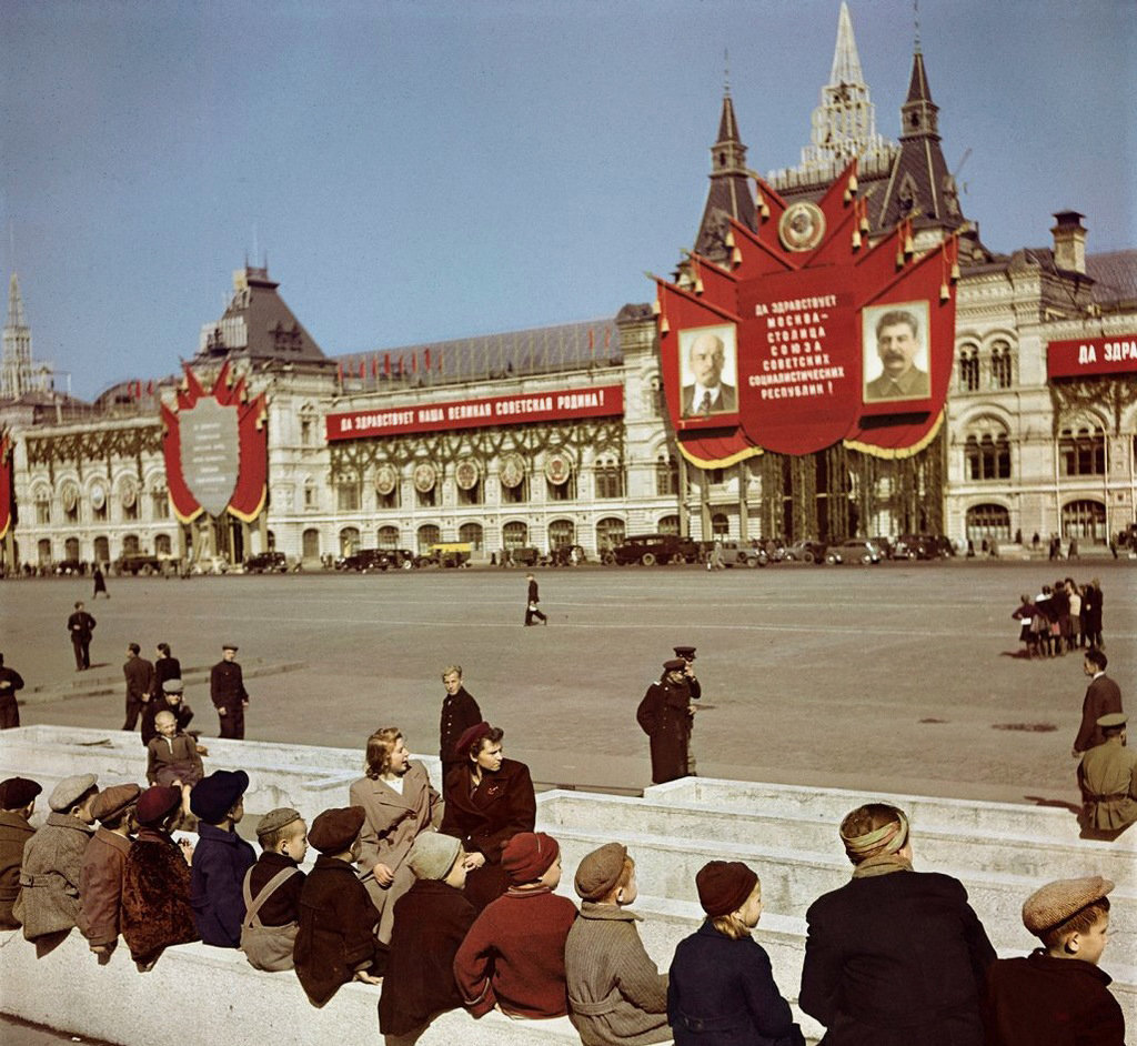 В СССР жилось хорошо, некоторые же были недовольны. В целом, все кто жил в то время, говорит что времена СССР это лучшее время. Вы когда нибудь задавали себе вопрос, а что было бы если бы СССР не распался? Сегодня мы об этом порассуждаем! 
