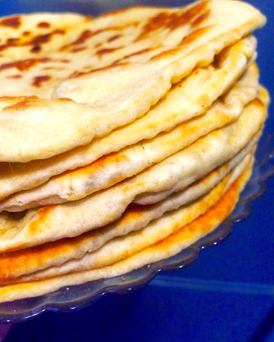 На фото готовые лепешки с сыром.