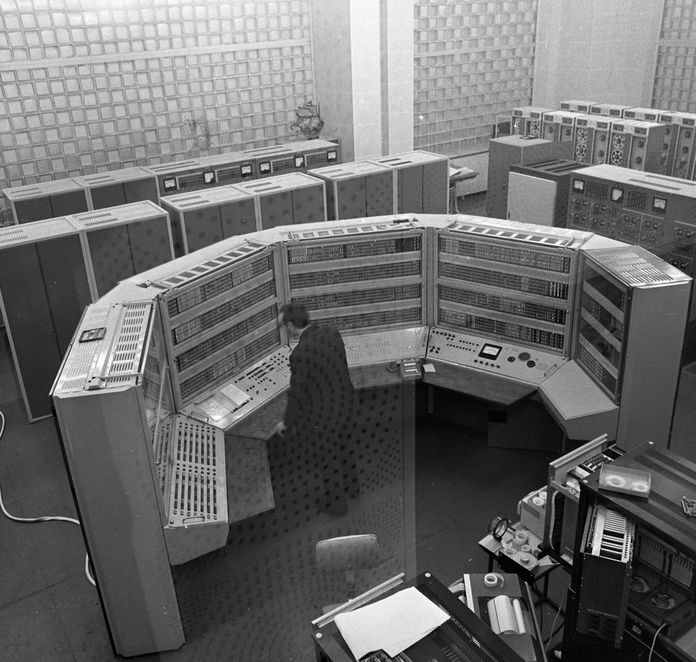 ЭВМ БЭСМ. фото из интернета