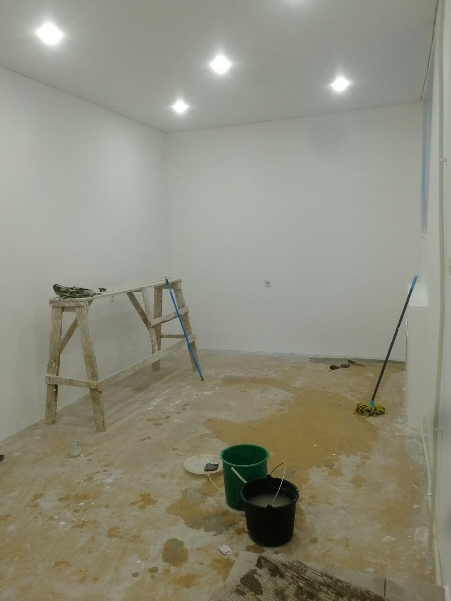 А учитывая , что до того как мы с моим мужем решили его красить , в той самой комнате был ремонт . Ноооо эта гениальная мысль , тогда еще в мою голову не постучалась.  🙄 И мы ничем не оберегали наш старенький линолеум и ремонтники капали краску , цемент , ротбанд и прочее.