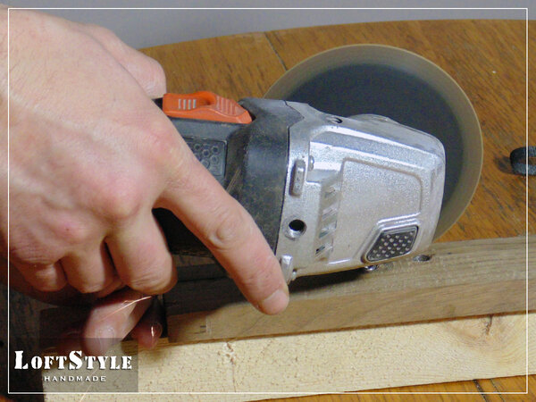 делаем надрез на головке самореза