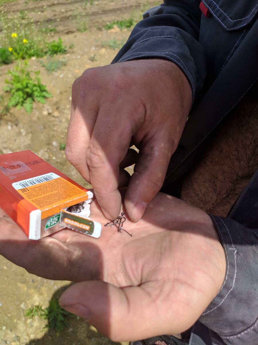 Достать крючки