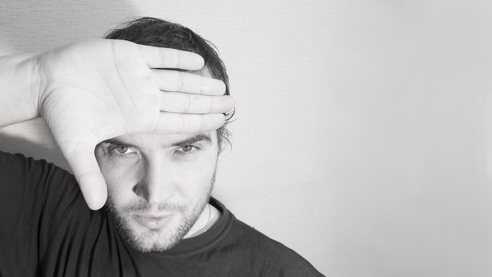 Источник фотографии https://cdn.pixabay.com/photo/2014/11/28/20/03/guy-549173_960_720.jpg (Pixabay License Free for commercial use 
No attribution required)