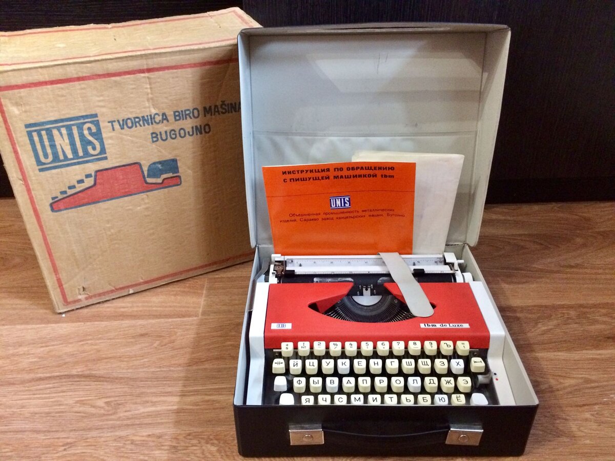 Новенькая, будто прямо с завода, пишущая машинка Unis TBM De Luxe
