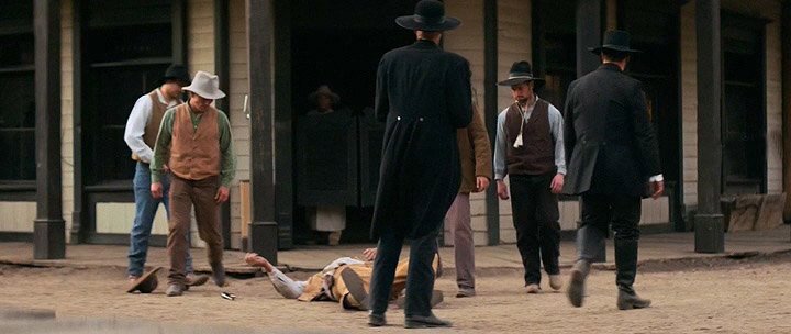 Несчастный случай по дикозападному: вышел бухой из салуна и случайно ударился лбом о чью-то пулю. 