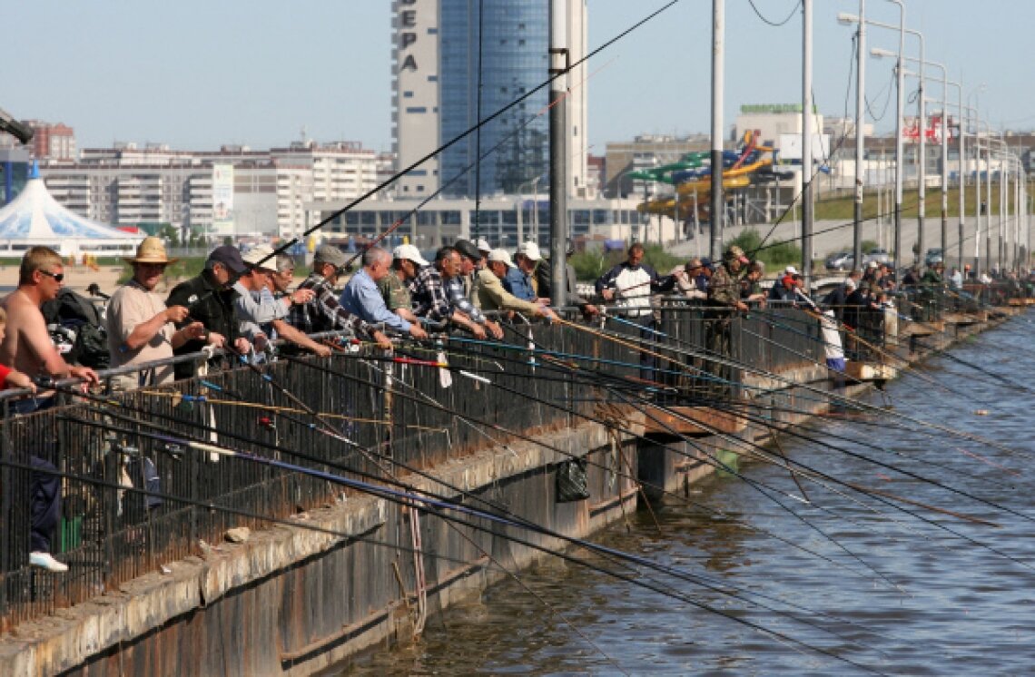 Толпа рыбаков на льду