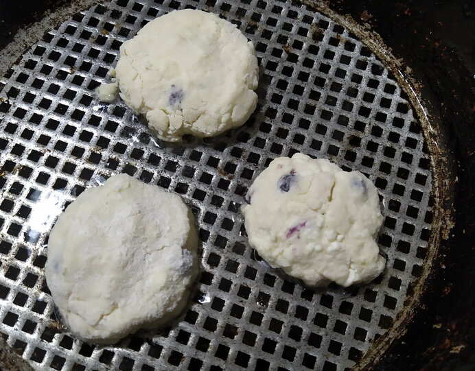 Я не заморачивалась на приданием идеальной формы. На фото просто хочу показать несколько они небольшие и на каком расстоянии их укладывала. Потому что при обжаривании они очень увеличиваются и становятся необычайно воздушными и пышными.