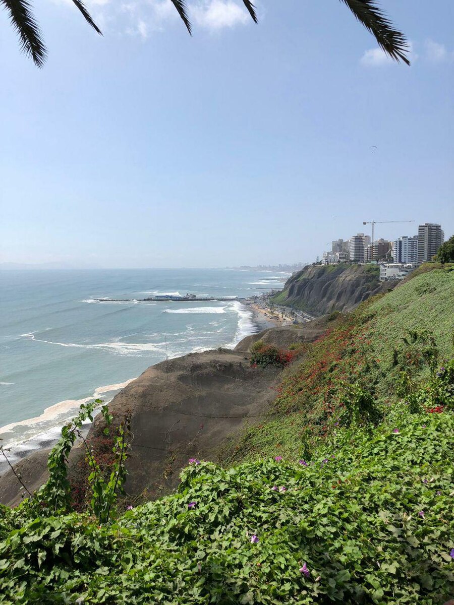 Перу, Лима, вид с набережной района Мирафлорес