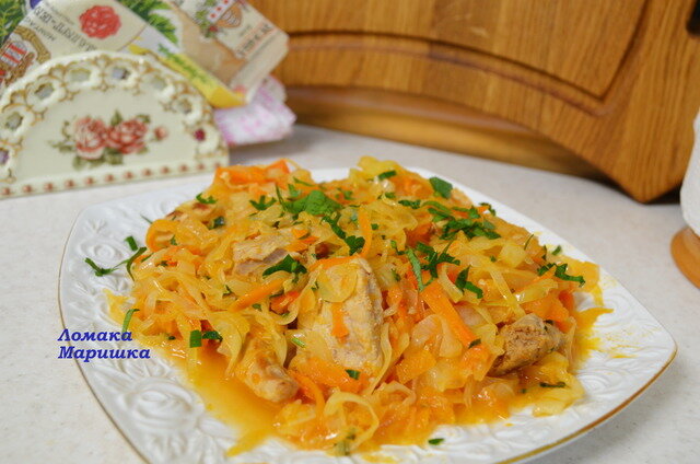 Для тех кто любит сочетание квашеной и свежей капусты,Да ещё и мясо, но, вкус то придает всему блюду ещё и добавленное пиво.,да да, именно пиво.
