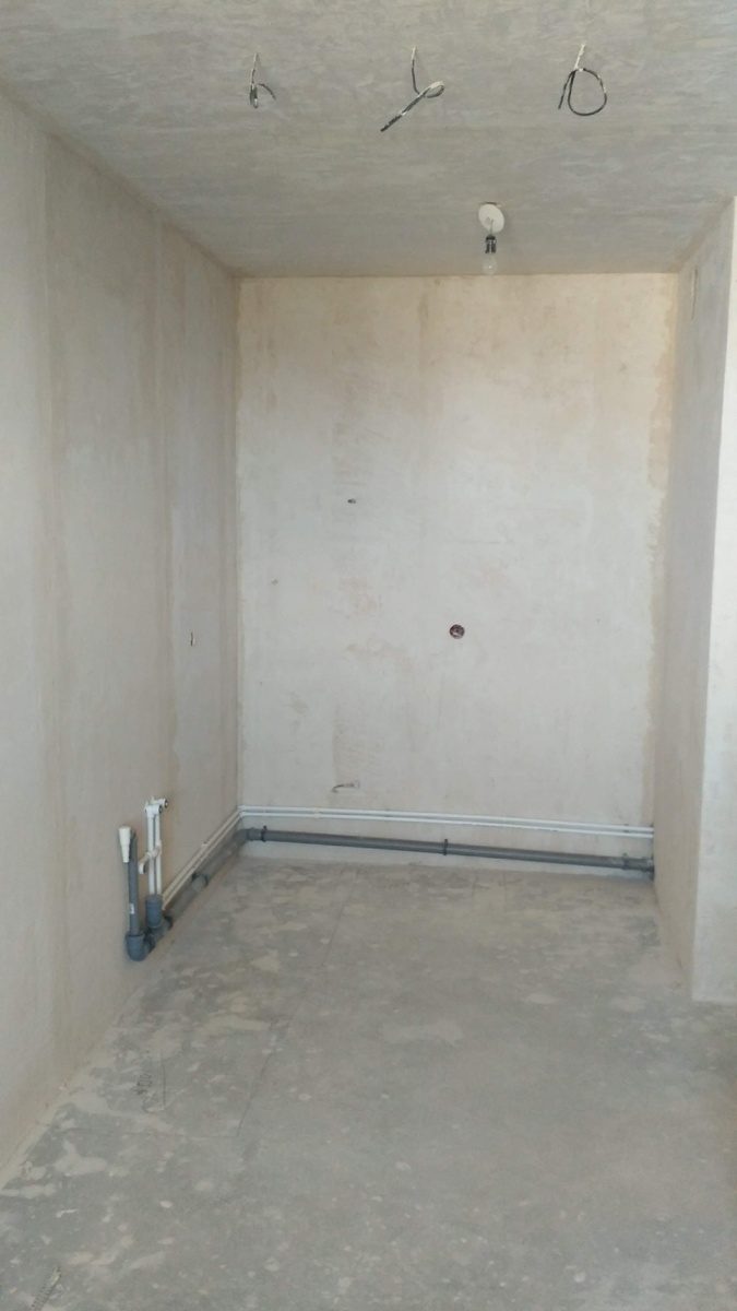 На этой фотографии я уже оштукатурил стену в кухне.