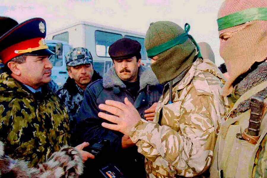Переговоры об условиях освобождения заложников, захваченных боевиками под командованием Салмана Радуева в Кизляре. Фото ТАСС 