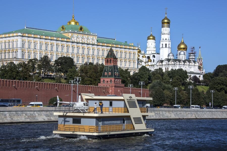 На фоне Кремля. Можно помахать В.В.Путину!