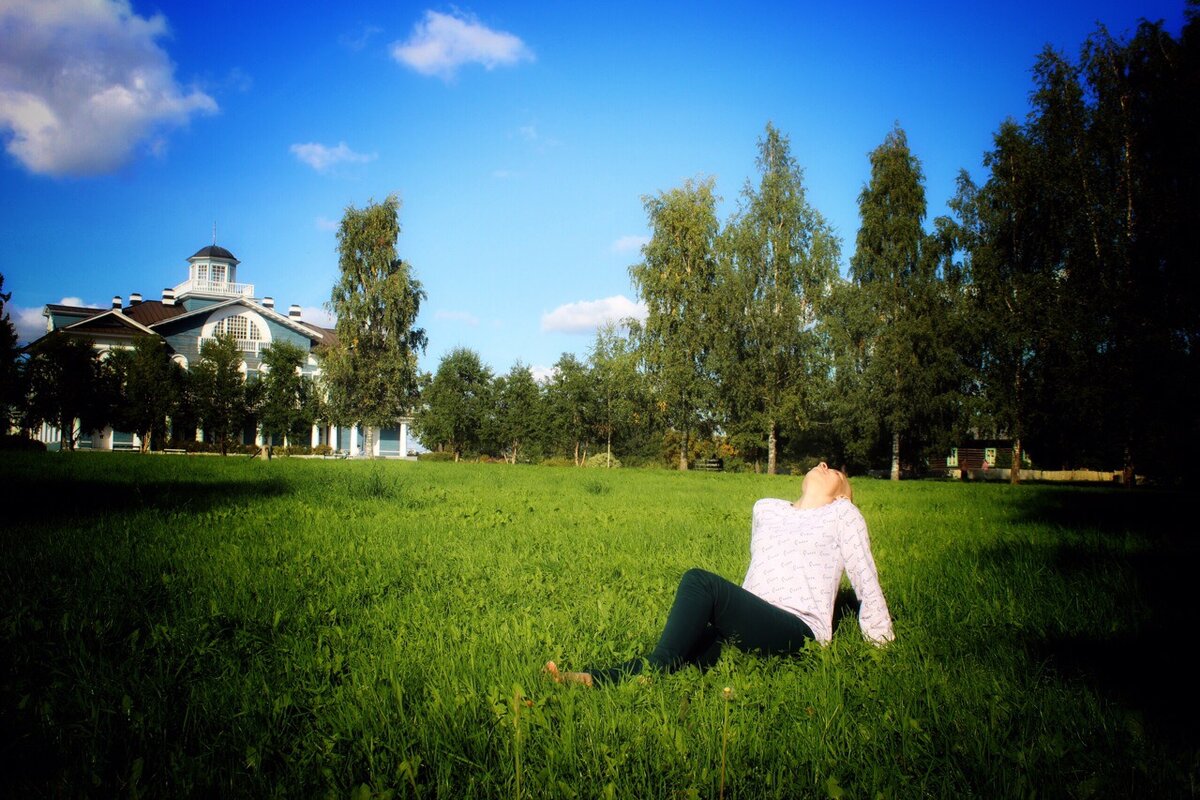 Субтотальная алопеция относится к разряду неизлечимых заболеваний. Причины её возникновения неизвестны по сей день, есть только предположения. Поэтому и методы лечения её больше экспериментальные, чем прописные. Субтотальная алопеция это потеря волос с волосистой части головы. Ещё она бывает тотальная (когда волосы отсутствуют вообще на всём теле), а может переходить одна в другую. Так было со мной. В начале лета 1993 года, заплетая мне причёску, мама обнаружила очаг  без волос в затылочной части головы, размером с современный пятирублёвик. Это было моё «вдруг». Как в сказке: ВДРУГ в жизни главного героя всё становится с ног на голову, и дальше мы следим за тем, как разворачиваются события в его жизни и как герой с ними справляется. Это и есть: как в сказке. Это мне объяснила психолог-астролог Яна Шишкова в проекте #путькблагости. Спустя 25 лет после обнаружения первого очага, я-таки обратилась за помощью к психологу. И это лучшее лечение для страдающего субтотальной алопецией пациента из существующих сегодня.

Апстрагируйтесь от высоких понимающих эмоций и представьте себя родителем семилетней лысой девочки без бровей и ресниц. Как оно? Самой-то девочке трагедия ещё не особо понятна, а вот родителям какаво?
Я дружила с девочкой, болеющей туберкулёзом, и она говорила мне: неизвестно, кому из нас хуже… Туберкулёз, обнаруженный на ранних стадиях, давно и успешно лечится. А по поводу алопеции вообще никто никаких прогнозов не даёт.
Вернёмся к родителям. Конечно, будучи родителями, они считают своим долгом ребёнка излечить, чего бы это не стоило. И это не плохо, это понятно. Но в порыве найти способ излечения этой неизлечимой болезни забывается сам болеющий.
Надо сказать, что каких-то болезненных симптомов у алопеции нет. Ты вроде как и не болеешь. Если что-то и болит, то ни что иное, как душа. Душа семилетнего ребёнка за своих родных, которые воспринимают происходящее как трагедию высшего масштаба, как глобальный мировой катаклизм. Которые плачут при каждом упоминании о болезни своего ребёнка, и воспоминании о его новом внешнем виде. И никто, никто не пытается ребёнку объяснить, что по сути ничего запредельно с ним не произошло. Что никто не станет любить его меньше, что он по-прежнему умён, талантлив, замечательно красив и необходим своей семье. Сам ребёнок начинает воспринимать себя как величайшую обузу, внезапно свалившуюся на плечи своих родителей. Ребёнок всё чаще думает, что если бы его не было, то всем было бы легче и проще жить, особенно маме. Ребёнок очень любит свою маму, очень о ней заботится и очень хочет, чтобы мама стала счастливой. Ребёнку, напомню, семь лет. Ребёнку бы жить и радоваться, играть с детворой во дворе, а ребёнок уже взрослый. Ему уже не до игр. Ему нужно сделать всё, что только от него зависит, чтобы компенсировать отсутствие волос поступками.
Ребёнок садится дома. И свои отрочество и юность проводит у телевизора, за книгами или спицами.
Ни свиданий под луной, ни первых поцелуев у ребёнка нет. Но есть и хорошая новость! Появились брови и ресницы! Тотальная алопеция уже не тотальная и это здорово! Но шампанского по этому поводу никто не открывает… Ровесники зовут «бритоголовой», взрослые – калекой. 
Почему? Я спрашиваю, почему?
Что это за общество, в котором на человека ставят клеймо из-за отсутствия волос? Неужели наличие волос определяет успешность человека?
Я знаю много людей с роскошными волосами, которые не являются истинно счастливыми и свободными. Из чего делаю вывод, что отнюдь не от роста волос зависит, быть человеку счастливым или не быть…
Мне навязывали, что не быть.
Мне навязывали, что я такая [лысая] никому не буду нужна, не смогу создать семью и у меня не будет детей. Нейролингивистическое программирование. Девочки в 9 лет. С какой психикой я должна была вырасти? Насколько раскрепощённо вести себя, собирая на себя все взгляды, находящиеся в помещении?
Конечно, я старалась быть незаметной. Лишний раз не привлекать к себе внимание, отмалчиваться на всякий случай, оставаться серой незаметной мышью. Это было сверхзадачей, если учесть, что носила я белую ситцевую косынку (слово «платок» мне жутко не нравится), и эта косынка действовала на ровесников, например, как красная тряпка на быка. Были случаи, когда с меня срывали эту косынку, или шапку. Я очень расстраивалась. Плакала.
Почему? Почему нужно было ТАК реагировать? Вспоминается фильм «Чучело» с Кристиной Орбакайте. Главная героиня сбрила все волосы и так предстала перед травившими её одноклассниками. И куда-то делась их дерзость в одно мгновение! А я и сейчас не могу себе позволить выйти на улицу как есть. 
Плакала я не только когда срывали косынку. Когда спрашивали: «почему ты носишь косынку?» тоже плакала. «Почему ты лысая?»- тоже плакала. Зачем? Зачем???
Потом я носила парик. Это был праздник! Я в нём спала! Вначале на коже головы появилось раздражение. Потом оно прошло. Потом я поступила в вуз, заселилась в студенческую общагу и пять лет носила парик круглосуточно. Он поистрепался, поредел, была видна сетка, на которой держатся волосы. Но я продолжала его носить. Я срослась с ним. На вопросы «это у тебя парик?»- продолжала плакать. Не помню, в какой момент надоело плакать. На смену слезам пришёл сарказм. Не могу сказать, что озлобилась… Но… наверное, да. Озлобилась. На всех вокруг стала волком смотреть. На вопрос: «говорят, у тебя парик?» стала отвечать: «да ладно? А я и не в курсе!».
Улыбающиеся лица людей я встречала с опаской . Я думала, все кто улыбается мне в лицо, за спиной моей – смеются! Обсуждают мой парик.
Я пыталась строить отношения с мальчиками. Не очень получалось. Одногруппница сказала мне: «Не делись ни с кем ни успехами в отношениях, ни неудачами. Если вдруг ты с кем-то встречаешься, люди думают: «Кааак?  Она же лысая!!!», если расстаёшься, люди думают: «Конечно! Она же лысая!».
И снова я не понимаю… почему? Почему такая зацикленность на этом вопросе??? И снова возвращаюсь к истокам, к детству, где мой диагноз превратили в драму, а могли сделать стилем. Могли научить любить себя вопреки стереотипам! С волосами ли, без них… я это я! И я достойна любви! Хотя бы своей собственной! Вместо этого, я себя презирала. Ненавидела и обвиняла во всём свою болезнь. Ставила её во главу всех своих неудач. Очень удобно было сваливать свои комплексы на свою болезнь.
Стыдно сейчас перед Мирозданием. Ох, как стыдно!!!
Я воспринимала свою болезнь как проклятие судьбы! Бесконечно сетовала: ну за что же мне это???
А сейчас я знаю! Жизнь моя – воплощение сказки Вильгельма Гауфа «Карлик Нос». Красивый парень будет оставаться уродцем до тех пор, пока не осознает своё поведение, свои поступки. Пока не начнёт действовать в созидательном ключе!
Так случилось, что в поиске заработка я познакомилась с компанией прямых продаж, миссия которой – изменить жизнь человека к лучшему. И я осталась в этой компании из-за отсутствия своих волос! Я подумала, может это и есть мой шанс восстановиться… За годы всевозможных попыток излечить алопецию, что только не было испробовано. Терять мне было нечего, а приобрести – возможно. Я подумала, что если волосы так и не вырастут, то сестре и маме я смогу помочь однозначно! По их проблемам с самочувствием здесь результаты были. И я осталась.
Сейчас
В этом году у нас юбилей! 25 лет живём с моей алопецией! Не сказать, что душа в душу (окончательно я её так и не приняла), но сегодня с каждым новым днём я всё чаще её БЛАГОДАРЮ.
Неожиданно? Но так есть!
Прежде всего, за коррекцию характера. С выпадением волос и столкновением с жестокими ровесниками он претерпел стремительные и положительные изменения, как я понимаю сейчас. Я стала добрее и толерантнее. Моими друзьями были ребята, находящиеся под кураторством центра по реабилитации детей-инвалидов. Имеющие каждый свой физиологический недостаток, мы относились друг к другу терпимее. Насмешки, усмешки, злорадство, это было чуждо нам. Мы жалели несчастных и обездоленных, выбирая между здоровым котёнком и больным, выбирали второго, в надежде, что уж ему-то сможем помочь.
Благодаря алопеции, несколько лет учёбы в школе я провела на домашнем обучении, впоследствии это повлияло на мои трудовые предпочтения.
Благодаря алопеции, я осталась в компании, предоставляющей кроме продуктов и возможности бизнеса. И решила воспользоваться этими возможностями. И это решение стало причиной многолетней работы над собой, над своими качествами, над своим внешним видом. Наевшись продуктов этой компании вовремя, я достигла своего генетического максимума и смогла родить здоровыми и красивыми своих троих детей.
Благодаря своим личностным изменениям, я познакомилась с отцом этих детей. В этом году исполнилось семь лет нашему официальному союзу.
Благодаря возможности ведения бизнеса (который я веду уже десять лет) из любой точки мира, мы смогли уехать в деревню, растить детей на природе. А поскольку мой бизнес не требует моего отсутствия дома, то и необходимость отдавать детей в детский сад не возникла. Наши солнышки спят, сколько хотят, гуляют, сколько хотят, играют, сколько хотят. Растут свободными людьми.
Мои интересы разносторонни. Тут и огород, и чтение, и писательство, и собака, и кошки, и бизнес, и даже кандидатская работа. И всё благодаря тому, что я не привязана к одному виду деятельности. Потому что в своё время узнала о бизнесе, потому что осталась в нём ради продуктов, которые (всё ещё верю) помогут мне восстановить волосы.
Не выпади они 25 лет назад, где бы я была сегодня?.. Кем? С кем? Какой бы я была??? Если той, которой помню себя в шесть лет… Страшно представить, какой бы я выросла.
Сегодня мысли мои о том, чтобы выпустить своих детей в жизнь подготовленными людьми. Чтобы к окончанию школы они твёрдо знали, кем хотят быть, чем заниматься. Образование их будет нестандартным. И это снова благодаря тому, что когда-то я потеряла волосы, и пошла по пути изменения мышления и расширения его границ. Разве не здорово?
Моя сегодняшняя жизнь – сказка. Случившаяся, благодаря тому самому «вдруг».
Восемь лет назад я отказалась носить парик. Наотрез. Не захотела больше притворяться не собой и нервно хвататься за голову при сильных порывах ветра. Но и белых ситцевых косынок больше нет! Ношу стильные яркие платки на манер банданы! Смотрятся роскошно и с платьями, и с брюками! Вопросов вызывают меньше, чем парик. А по правилам этикета у женщины есть право находиться в помещении в головном уборе. 
Сегодня на вопрос: «почему ты в платке?» отвечаю: «по правилам этикета». Народ приходит в замешательство и идёт изучать правила этикета. А до встречи со мной им это было не нужно. Значит что? Значит, я со своей болезнью, полезна обществу, его развитию и становлению лучше. Это ли не сказка?
Послесловие
Я к чему это всё?
Алопеция – не приговор! С выпадением волос не заканчивается жизнь! Наличие волос, бровей и ресниц ещё не означает, что жизнь сложится так, как хочется.
Наличие желания жить собственную жизнь вопреки обстоятельствам и стереотипам – вот, что важно!
Дорогие родители детей, страдающих алопецией! Детям не нужно, чтобы вы из кожи вон лезли для их излечения. Нужно, чтобы вы нашли в себе силы любить своих детей и такими! Сходить вместе с детьми к психологу, если нужно. Из солидарности к своему ребёнку тоже постричься налысо. Ваши-то волосы вырастут, что их жалеть? Зато прекратятся травли вашего ребёнка со стороны сверстников. Не поддерживайте стенания знакомых о поводу неполноценности вашего дитя. Выпадение волос никак не сказывается на умственном развитии. Я была участницей нескольких внутришкольных и городских олимпиад по разным предметам. Не многие дети с волосами могут этим похвастаться.
Не лишайте своего ребёнка детства. Алопеция относится к разряду неизлечимых заболеваний. Успех от лечения может быть, а может и не быть, а разрушенную вашими слезами психику маленького человека восстановить сложно. Стоит ли оно того?
Потратьте своё время на то, чтобы даже при отсутствии волос, ребёнок вырос полноценным уверенным в себе человеком. Я не говорю, о том, что о поиске лечения нужно забыть. Но не нужно делать его смыслом своей жизни. Ещё я считаю, что болезни детей – карма их родителей. Подумайте, где нагрешили. Господь вам указывает на то, что пора меняться ВАМ. Не перекладывайте ответственность за свои поступки на своих детей. И не пытайтесь утвердиться как родители за счёт бесконечных лечений своего ребёнка.
Я вас очень об этом прошу. От лица семилетней девочки, внезапно оставшейся без волос.















