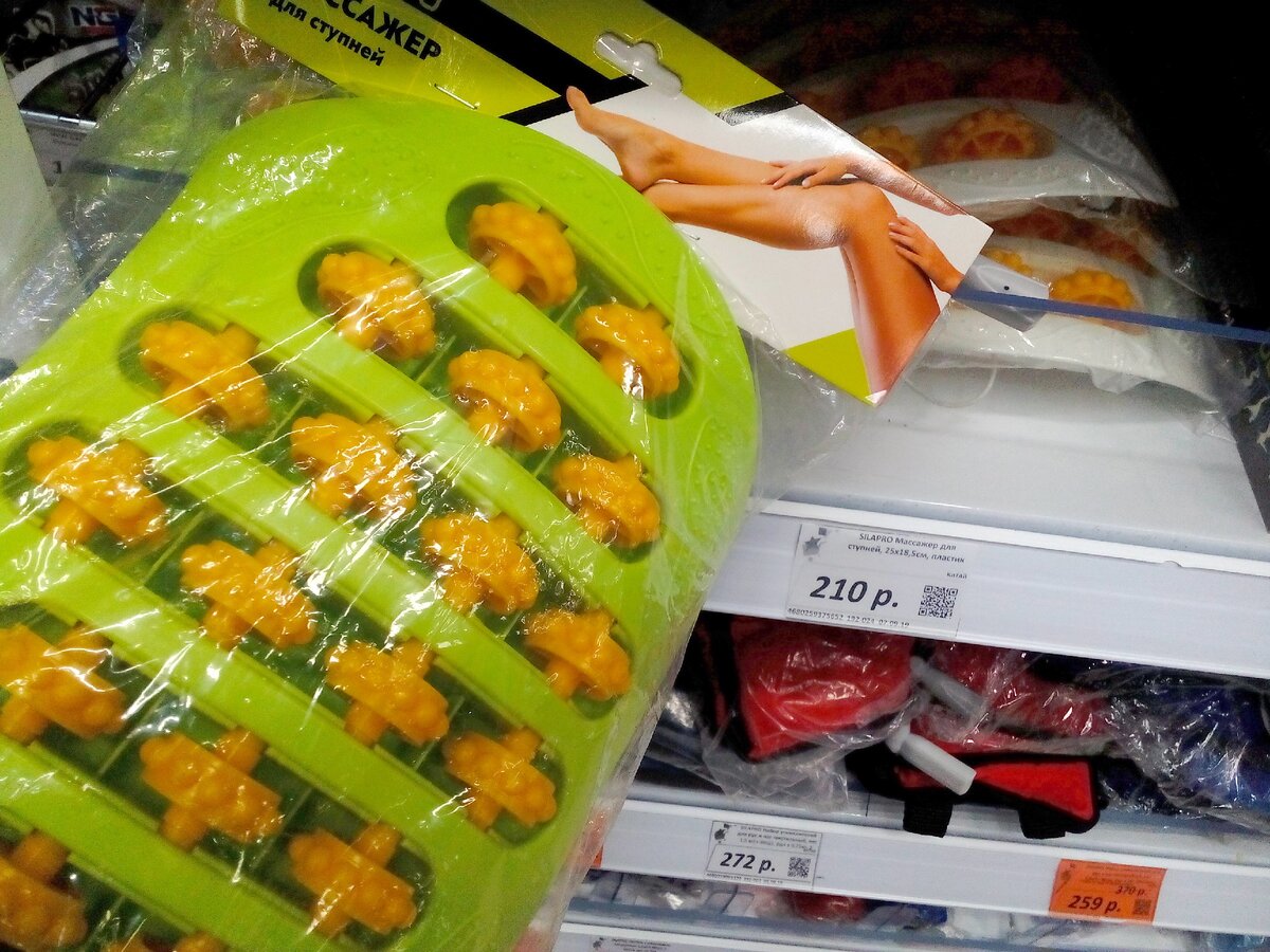 Массажёр для ступней ног будет полезен тем, кто подолгу сидит у компьютера.  Он поспособствует оттоку лимфы, уменьшению отёчности ног. 