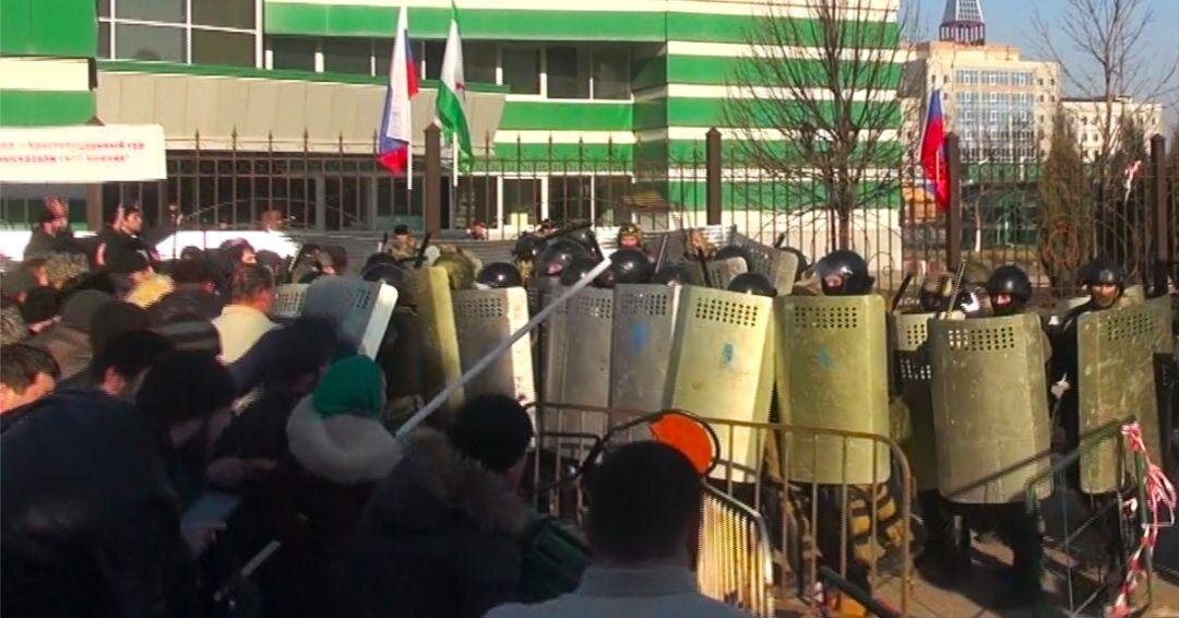 Столкновения протестующих с правоохранителями