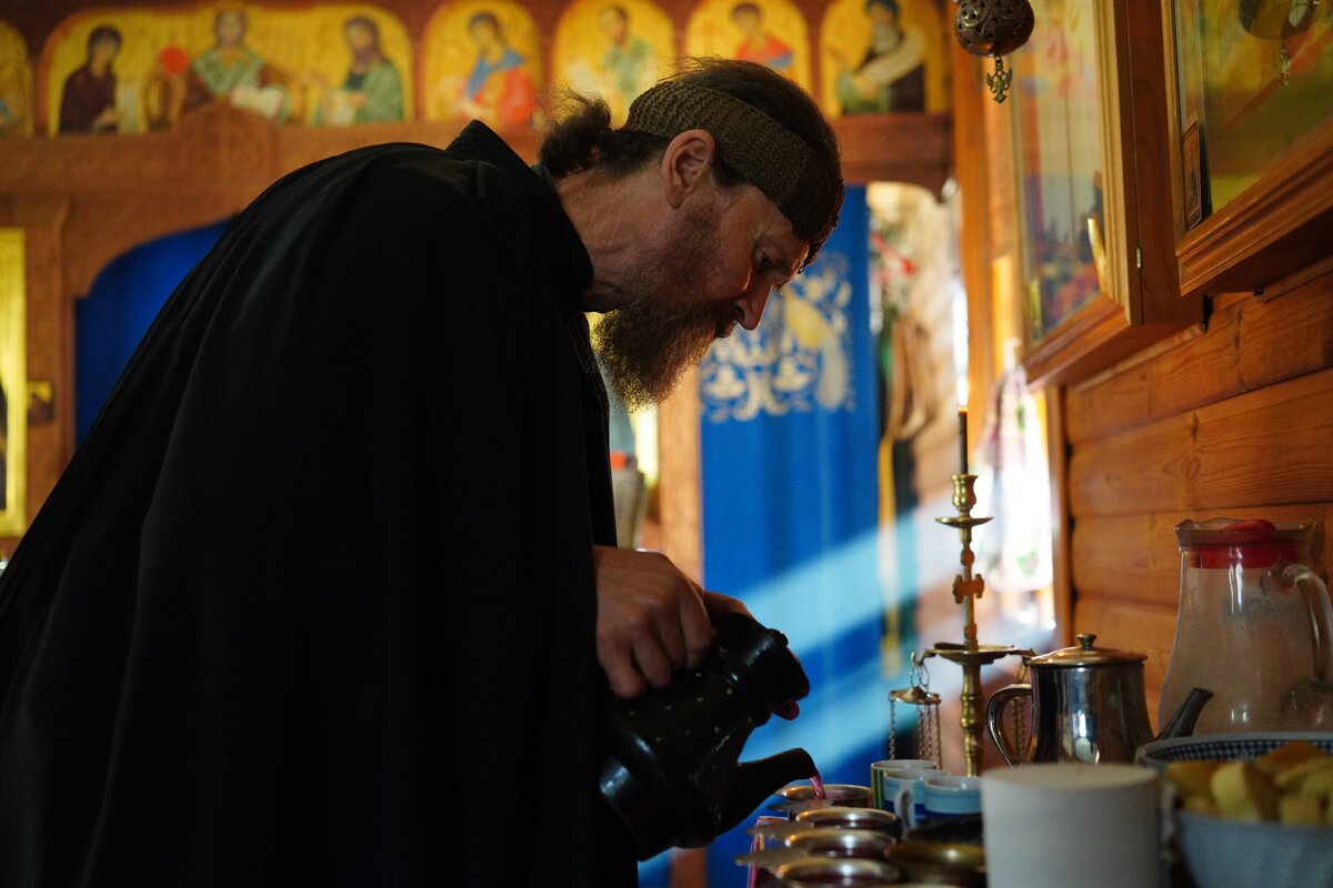 Когда Макария Египетского спросили его ученики, как же стяжать любовь, когда ее нет, святой ответил: "Ты знаешь дела любви?  Делай дела любви. Бог видит твое желание получить от Него любовь, и Он со временем даст тебе способность любить". 