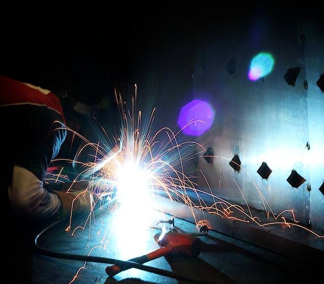 Дефекты бывают нескольких видов - наружные и внутренние. Наружными являются дефекты, которые можно обнаружить визуально при осмотре сварочного шва.