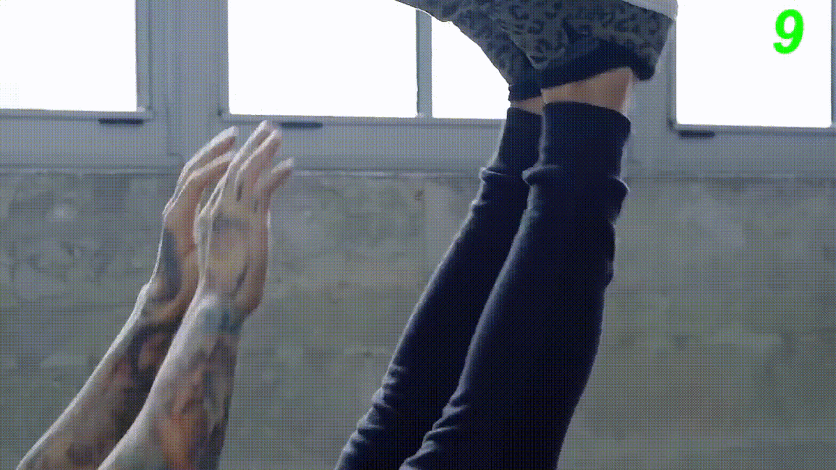 Встаём в позицию. Ноги вытянуты вертикально, туловище напряжено. Тянемся к носкам. 