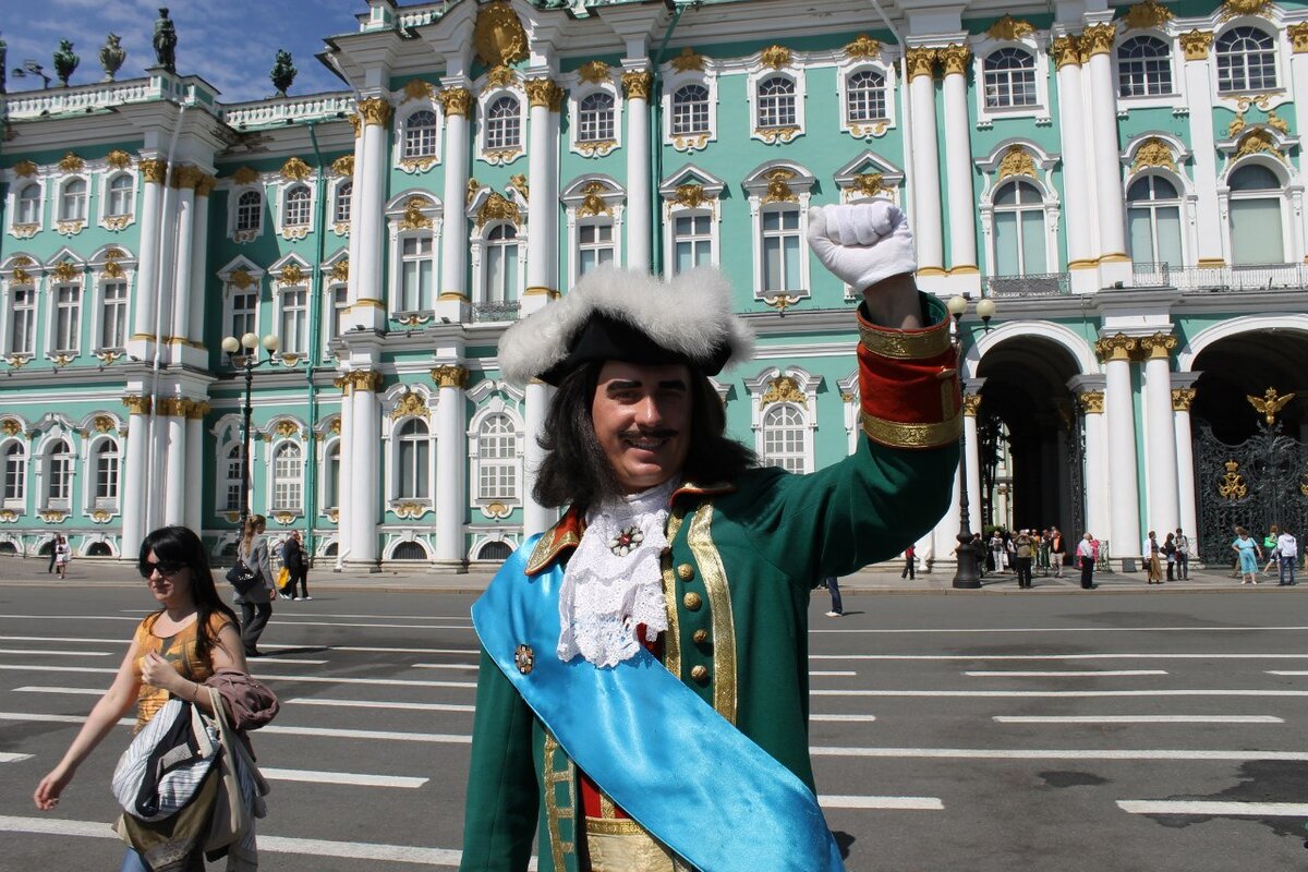 Человек в костюме Петра первого в Петербурге