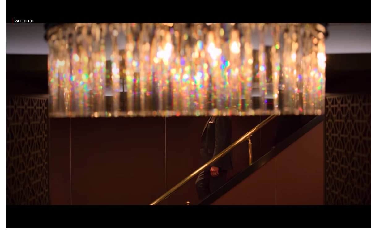 Прекрасный кадр появления старика-миллиардера.