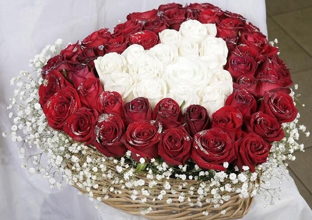 Варианты оформления цветов в коробке