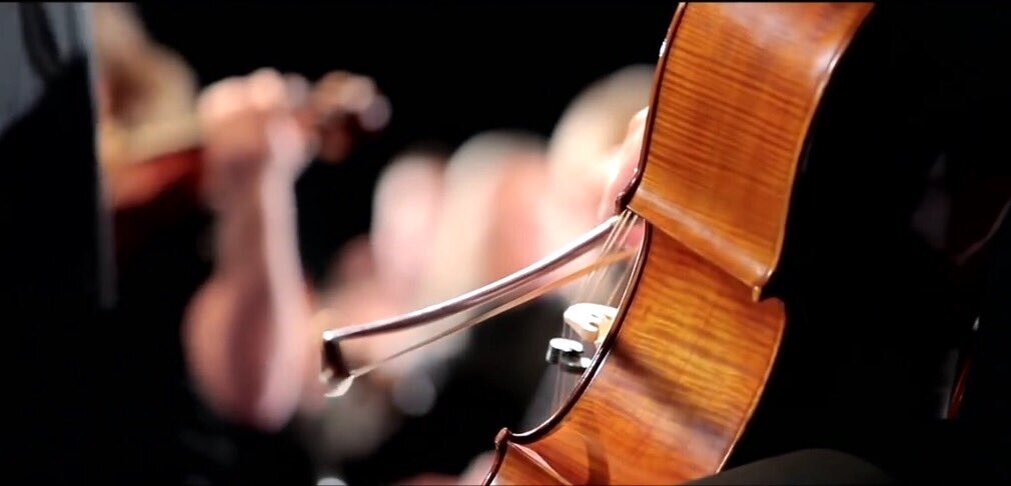 The Piano guys: американская группа, исполняющая музыку в различных жанрах на фортепиано и виолончели. стала известна благодаря своим видео на YouTube, в которых участники исполняли популярные музыкальные произведения, в том числе музыку из кинофильмов и каверы на песни современных исполнителей в "неоклассическом" формате.