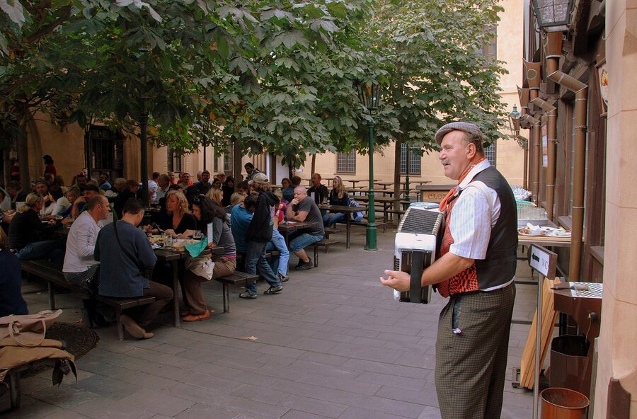 Специфика этого заведения -- длинные столы, за которыми вместе сидят незнакомые люди. 