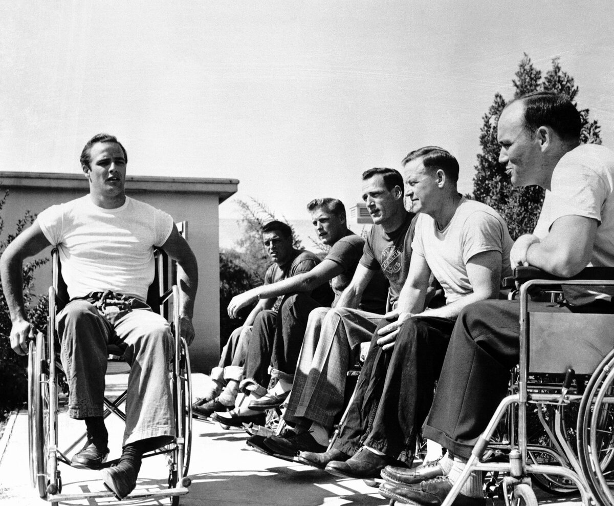 Марлон Брандо и раненные солдаты.