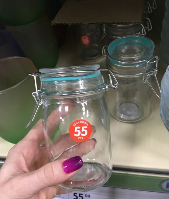 Очень удобные маленькие баночки за 55 рублей. Взяла таких себе под варенье и мед. Очень удобно хранить.