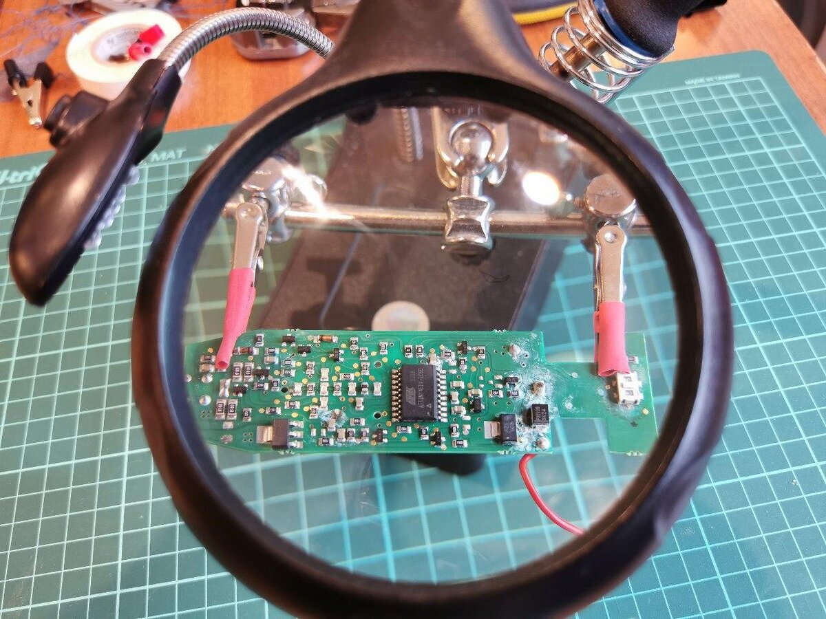 Самый распространенный вариант "третьей руки". Два зажима типа "крокодил", держатель для паяльника, увеличительное стекло