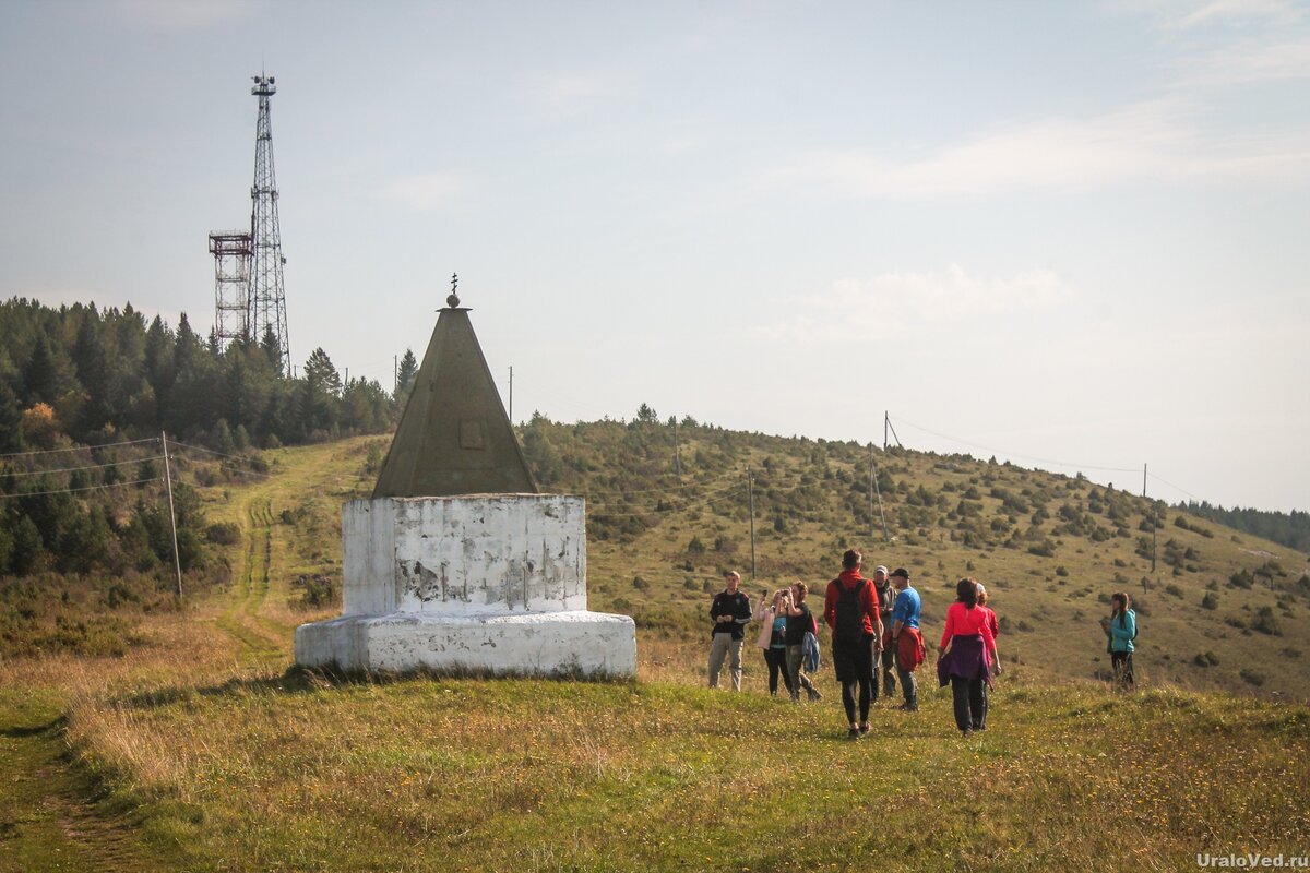 Село уральское. Памятник в честь отмены крепостного права в Учалах. Въездной знак в деревню Шемаха Ураловед.