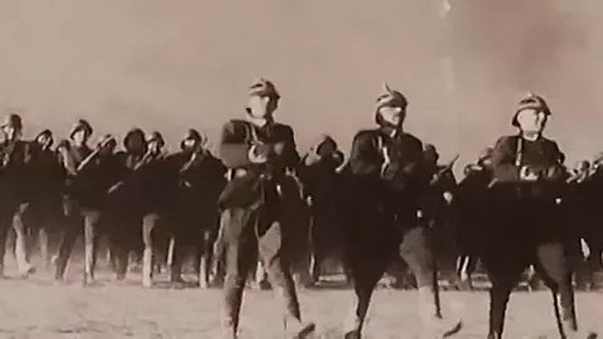 И такая же  психическая атака немцев в гражданскую войну,"гинденбургский марш",на красные войска в фильме "Александр Пархоменко".