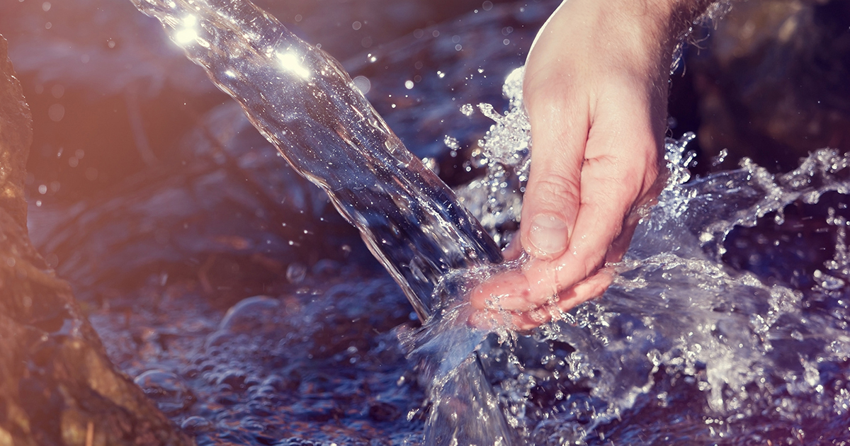вода за стеклом. став смыв чистка от негатива. девушка водопад картина. девушка у водопада. смываем сглаз.