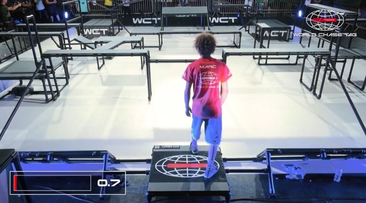 Спиной к нам стоит водящий, он начинает игру...