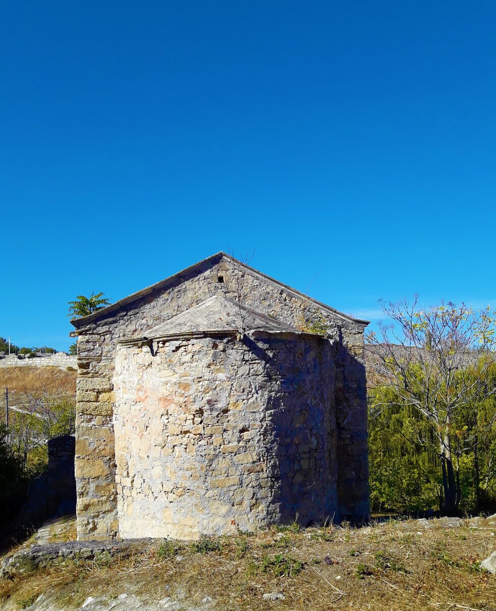 Увидели в Крыму (Феодосия) 3 старинных храма XIV века в одном месте в районе Генуэзской крепости