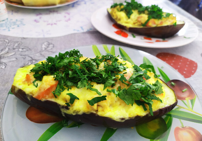 Лодочки из баклажанов с курицей и овощами