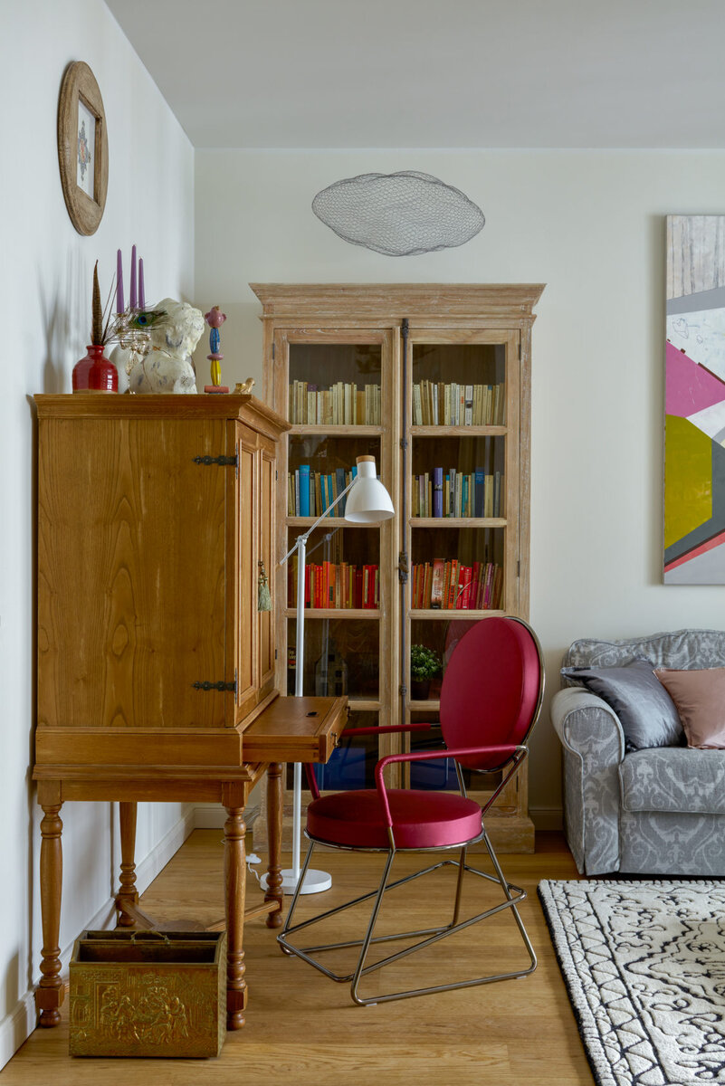Квартира в Дюссельдорфе по проекту QuatroBase. Фрагмент гостиной. Секретер сделан на заказ по эскизам дизайнеров. Стул, Moroso; ковер, Ligne Roset; декоративное облако, Magis; газетница винтажная. Фото: Сергей Ананьев.