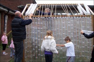 Если удастся найти бутылки разного цвета, то можно получить настоящее произведение искусства: витражи, узоры, даже картинки! А вашим растениям будет предоставлено оригинальное помещение для роста, отдача будет максимальная.