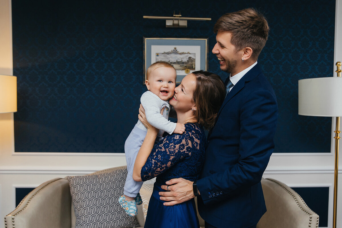 А вот с мужем наши мнения, слава Богу, совпадают - мы с удовольствием тискаем малыша!